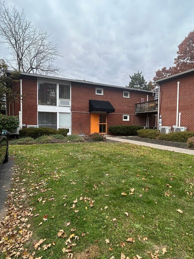 Building Photo - 256 S Corl St
