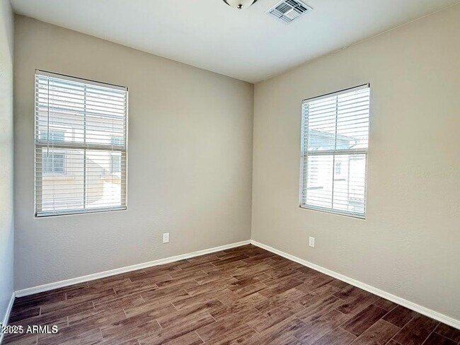 Building Photo - 2337 W Gloria Ln