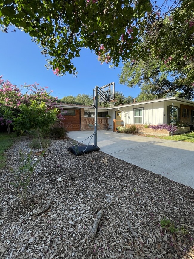 Building Photo - 403 Marquis Ln