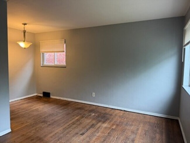 Building Photo - Move in Ready