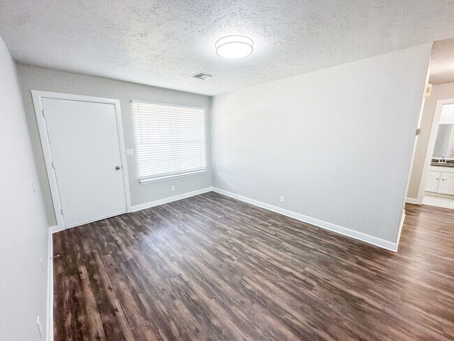 Building Photo - Beautiful 3 Bedroom - 1.5 Bathroom in Must...