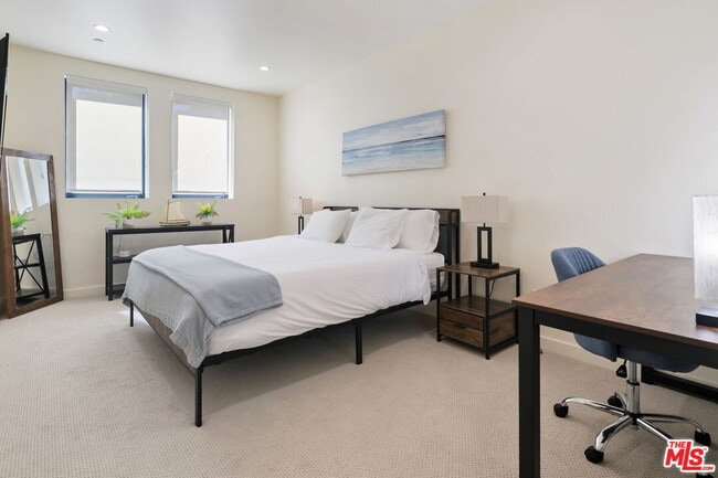 Building Photo - 3843 Rambla Pacifico St