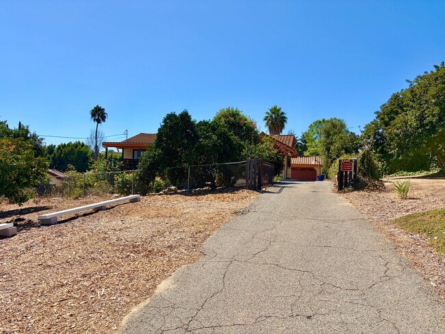 Building Photo - 1527 Calavo Rd