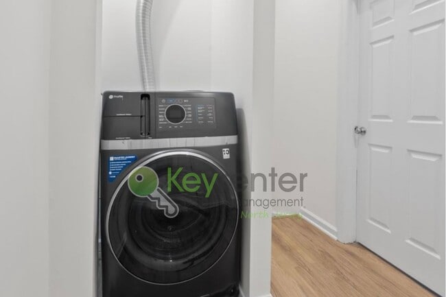 Building Photo - Rare Renovated 3BR/2BA Townhouse with Private Yard & NYC Views