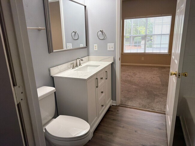 Building Photo - Three Bedroom Updated First Floor Condo at The Legends