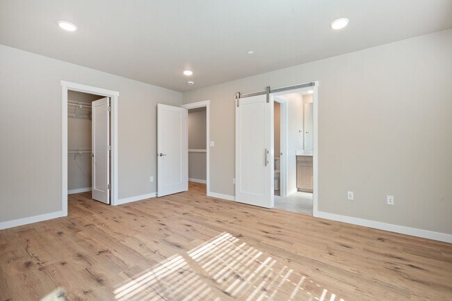 Building Photo - NEW Bothell Townhome | 4 Bedroom | $3490