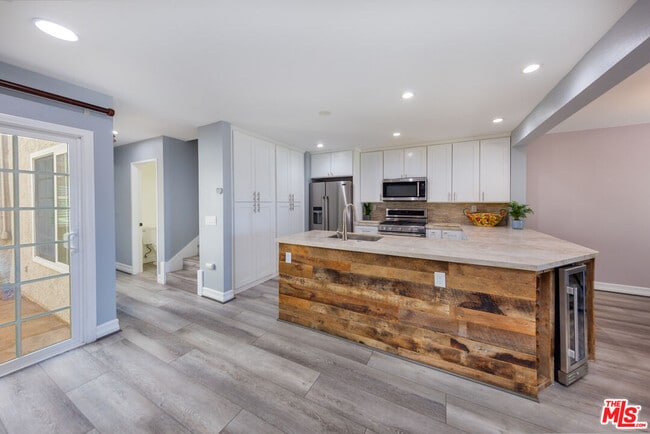 Building Photo - 1017 Via Colinas
