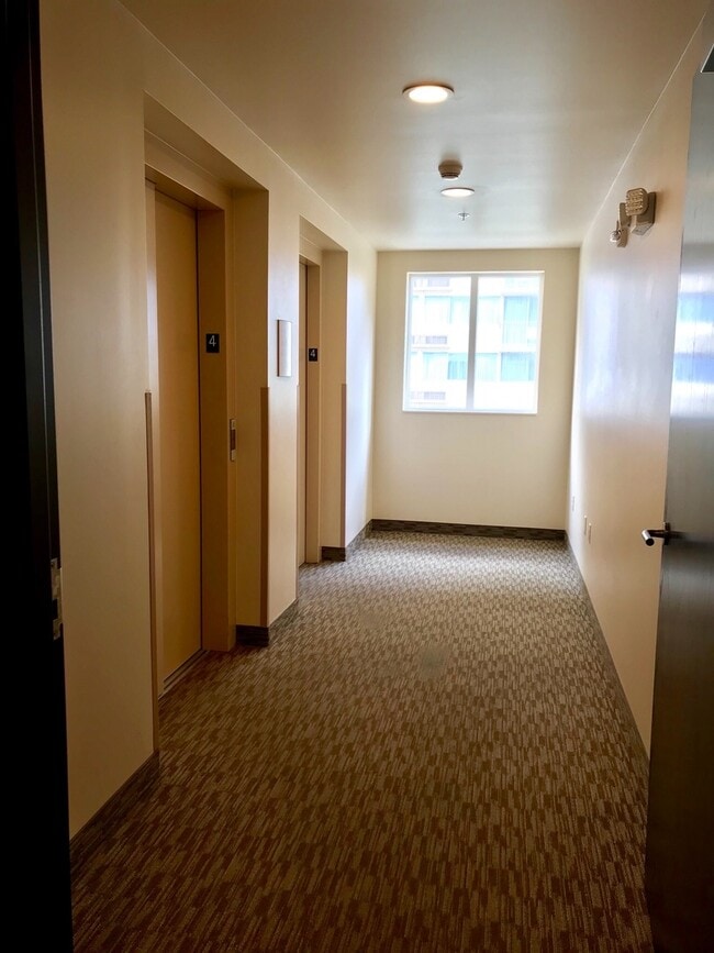 Building Photo - Beautiful & Convenient 2/2/2 Unit