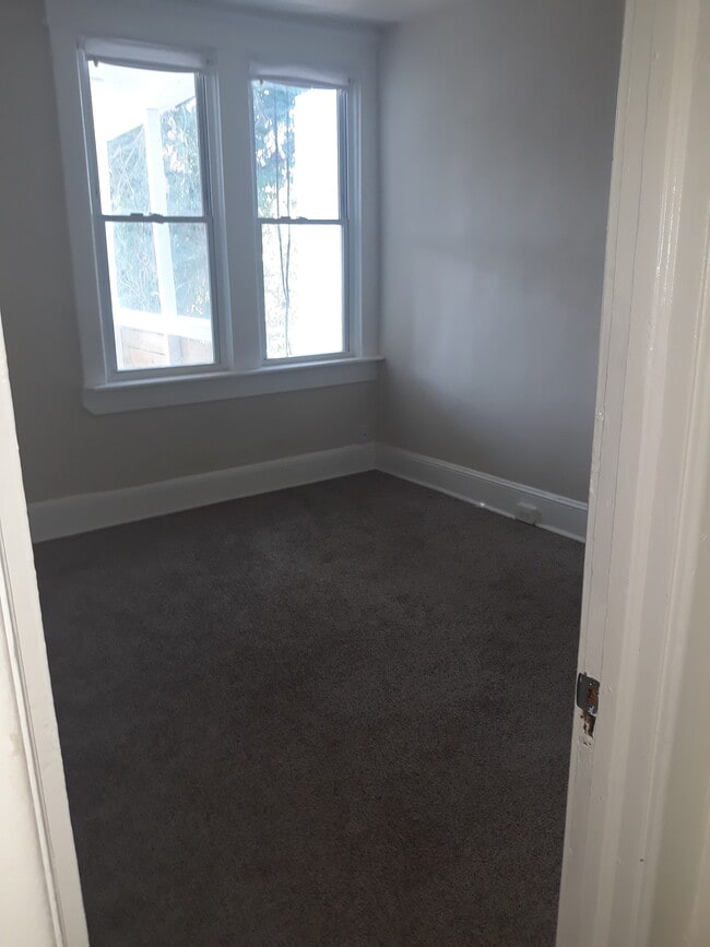 1 bedroom - 3013 Oakley Ave