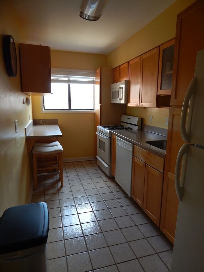 Building Photo - Great Location 1.5 miles from King St Metro