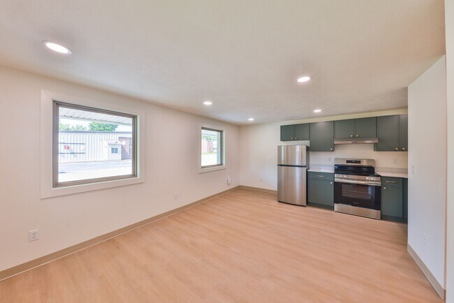 Building Photo - 551 Elm St