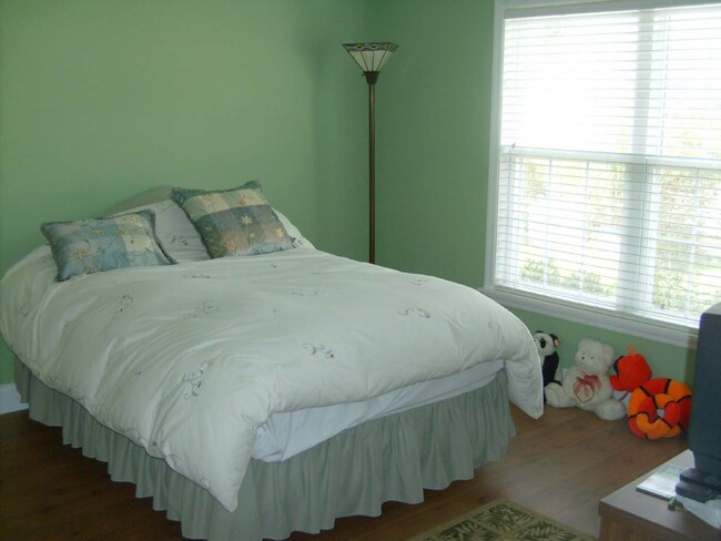 Building Photo - 3 bedroom 3 bath with Fenced in Yard in Ta...