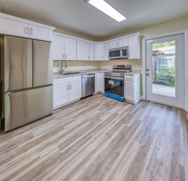 Building Photo - 241 NE 40th Ct
