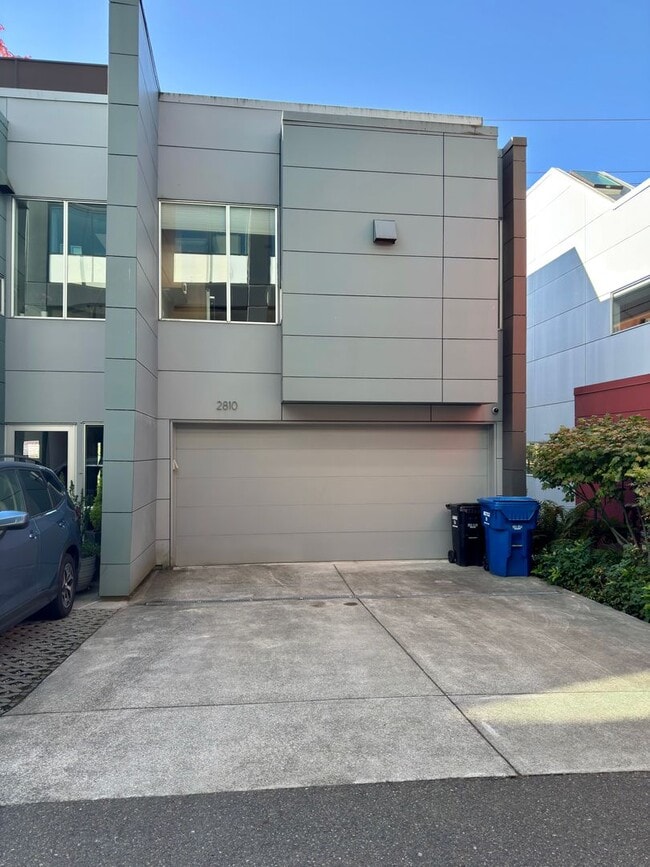 Building Photo - Eastlake Townhome with Commanding Views