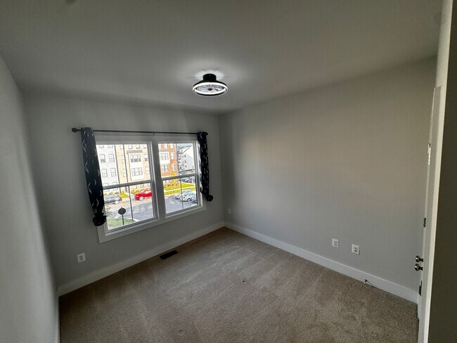 Building Photo - 596 Hazel Dr