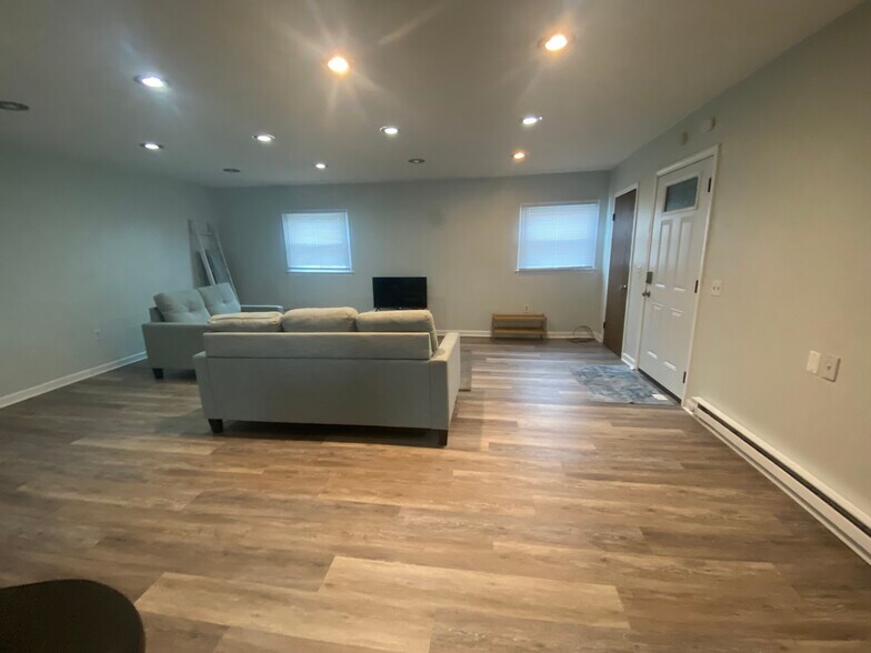 Building Photo - 340 W 26th St