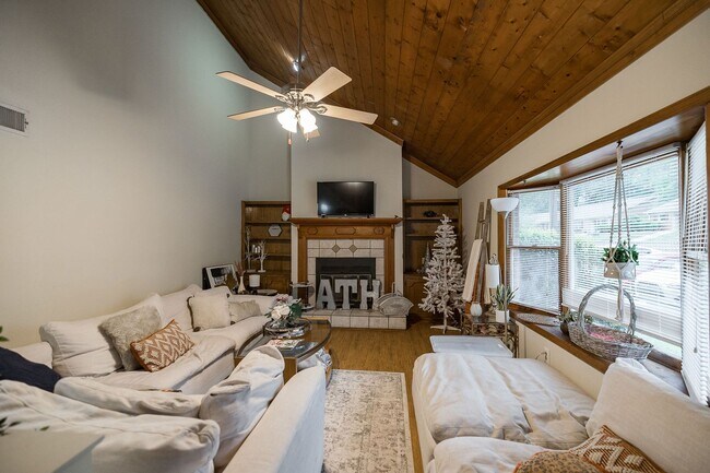 Building Photo - Awesome 5-Points corner Condo!