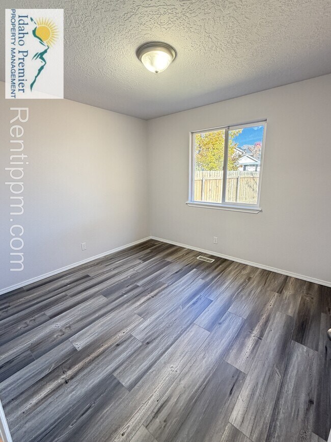 Building Photo - 2200 E Grapewood Dr