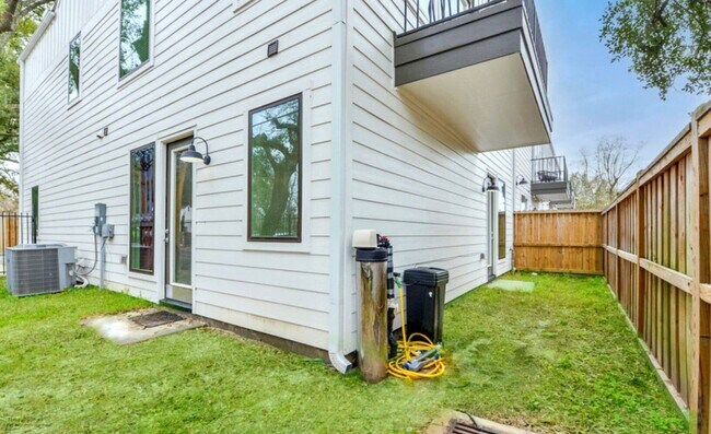 Building Photo - 823 Mansfield St