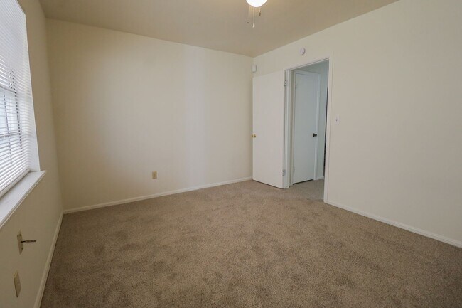 Building Photo - 3914 E 60th Pl