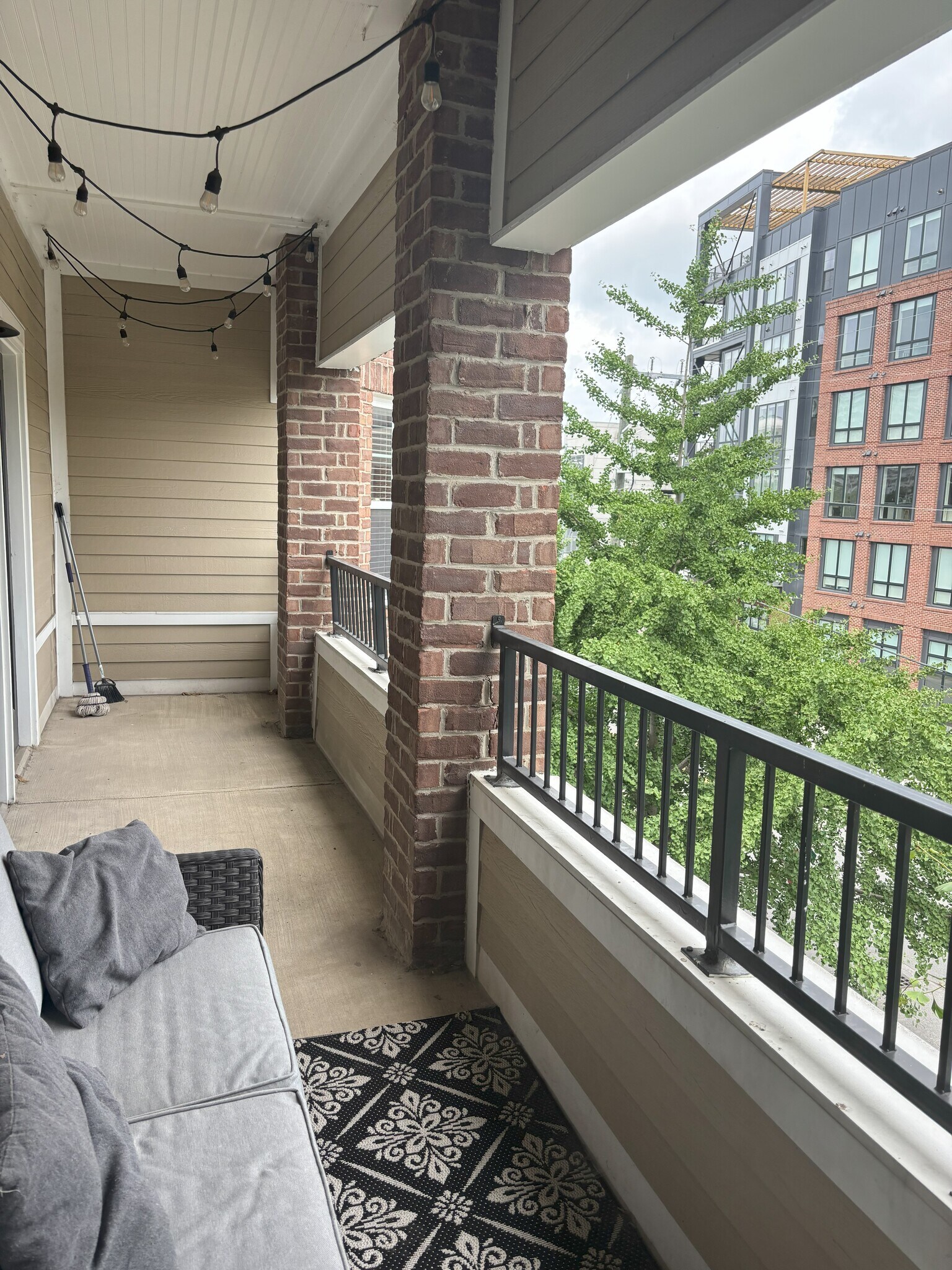 private balcony - 301 Criddle St