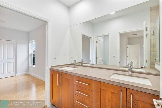 Building Photo - 825 NE 17th Way