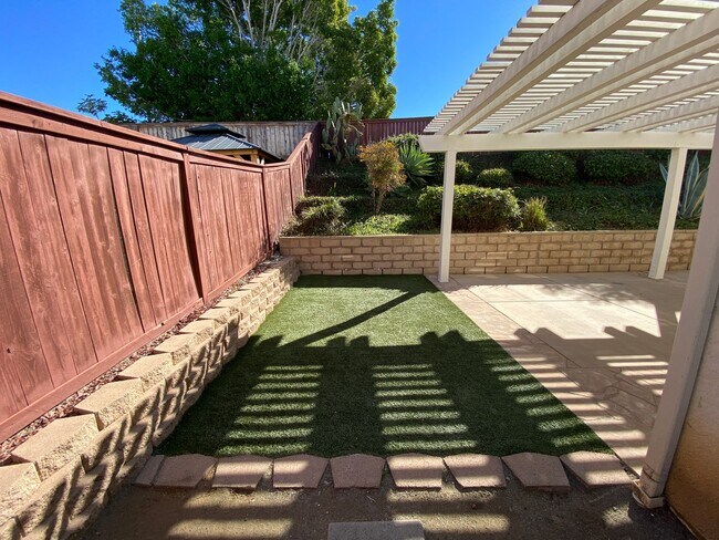 Building Photo - Beautiful Spacious 3BR/2.5BA Located in the Ivey Glenn Community!!