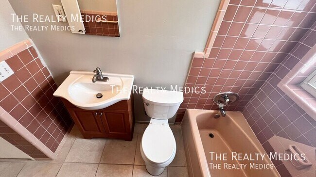 Building Photo - 904 Hall St