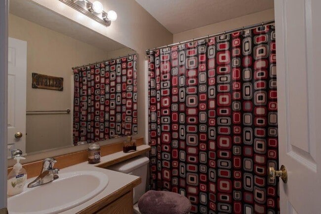 Building Photo - Beautiful 3 bedroom 2 bath Post Falls Home