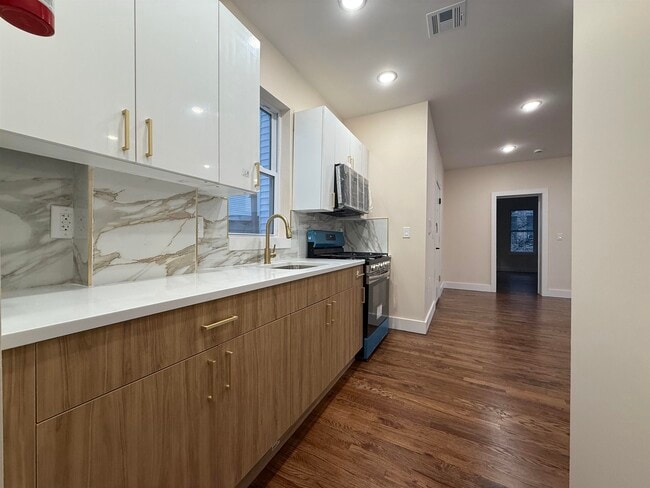 Building Photo - 165 Danforth Ave