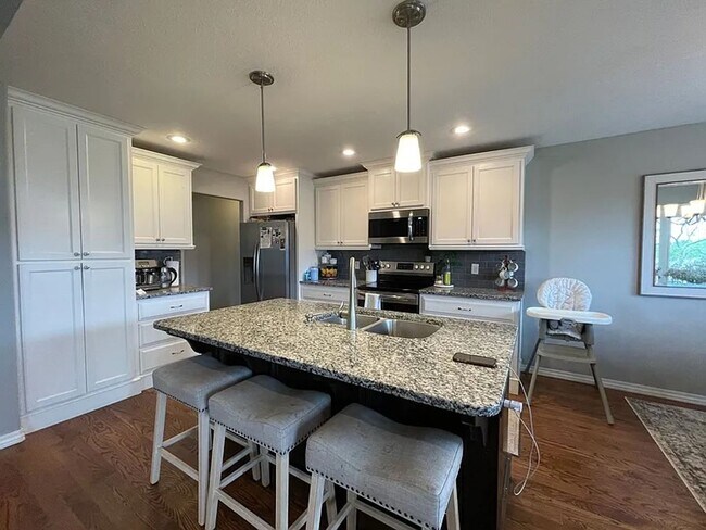 Building Photo - SPACIOUS OZARK HOME AVAILABLE AT A GREAT P...