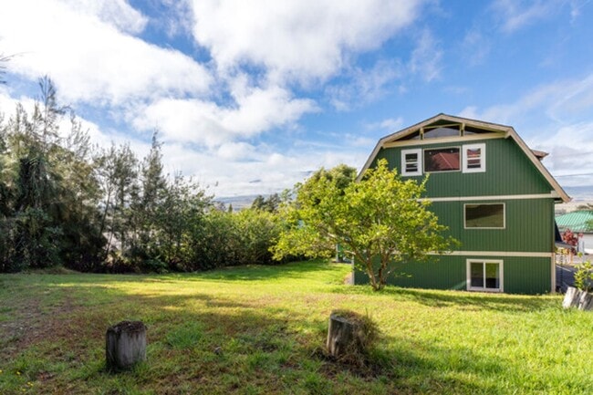 Building Photo - 3 Bedroom / 2 Bath Pet Friendly Home In Waimea!