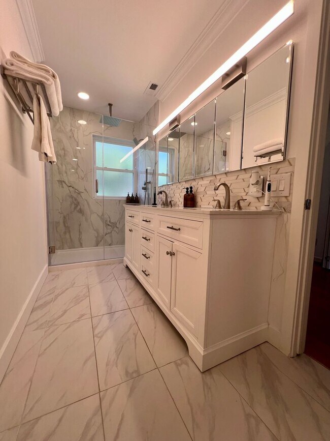 Building Photo - Luxurious 3-Bedroom Townhome in Fairmount!...