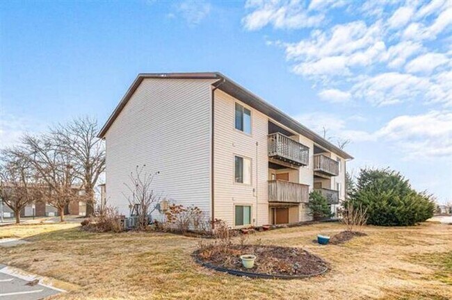 Building Photo - $1,250 | 2 Bedroom, 1 Bathroom Condo | No Pets | Available for Immediate Move In!