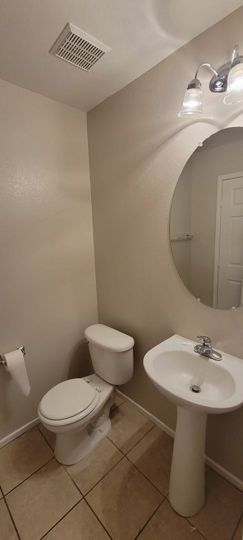 Building Photo - Executive Living Don't Miss Out 4 bdrm
