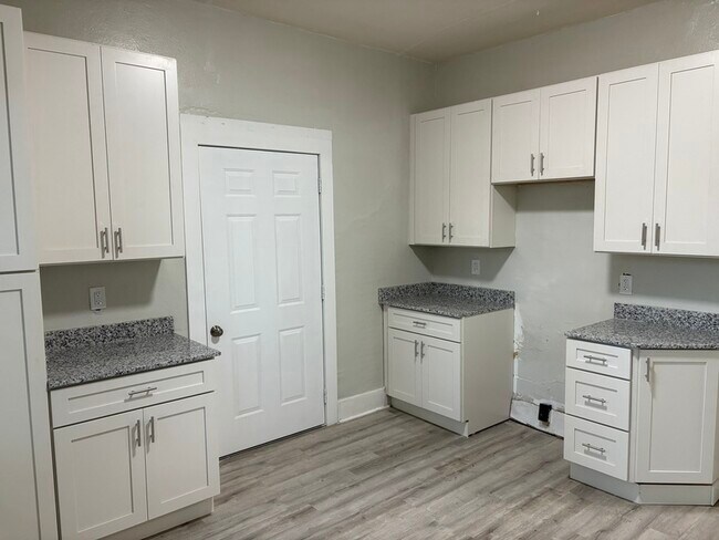 Building Photo - 225 Poplar St