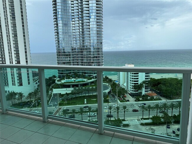 Building Photo - 100 Bayview Dr