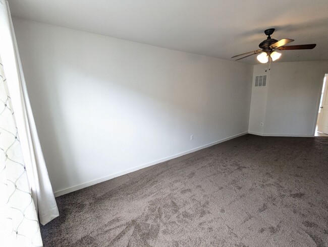 Building Photo - Modern 4 level townhouse available for imm...