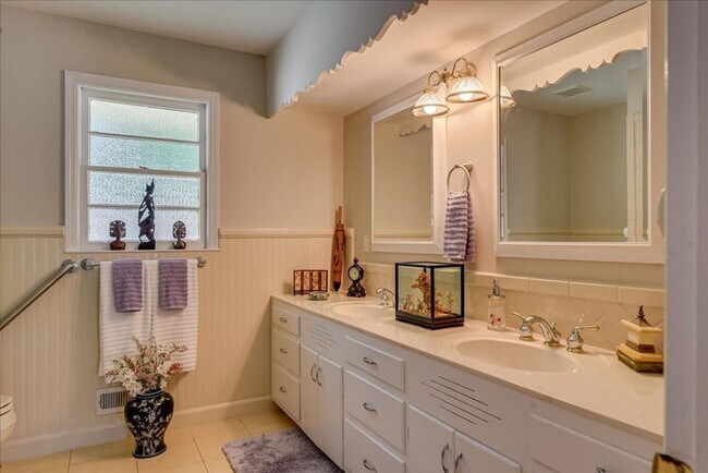 Building Photo - 3 Bedroom 2.5 Bathroom Ranch