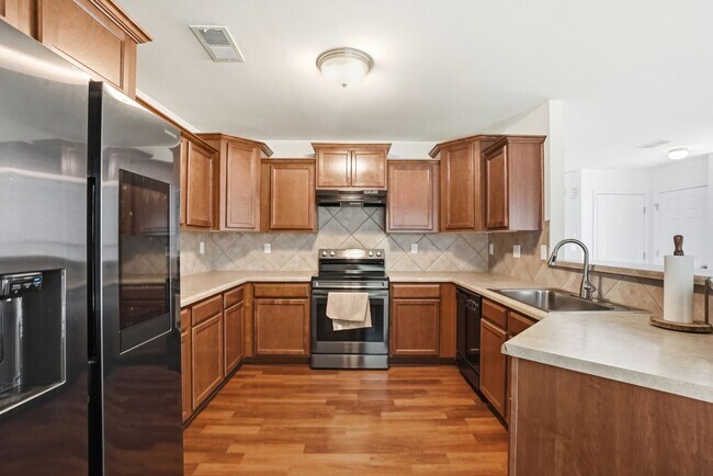 Building Photo - Spacious 4BR Home with New Carpet & Fenced Backyard