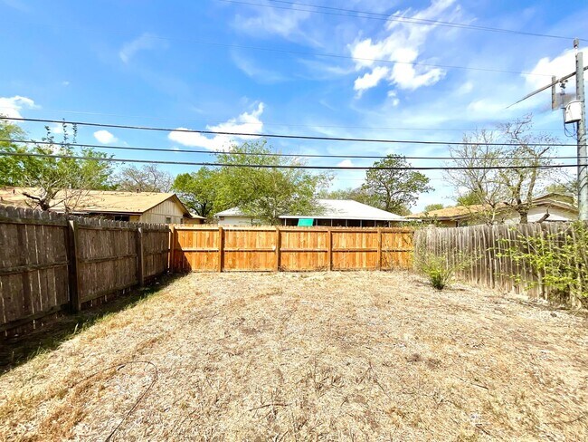 Building Photo - **APPLICATION RECEIVED** 2-Bedroom Duplex Near Highway 78- Pet-Friendly with Fenced Yard! SECTION...