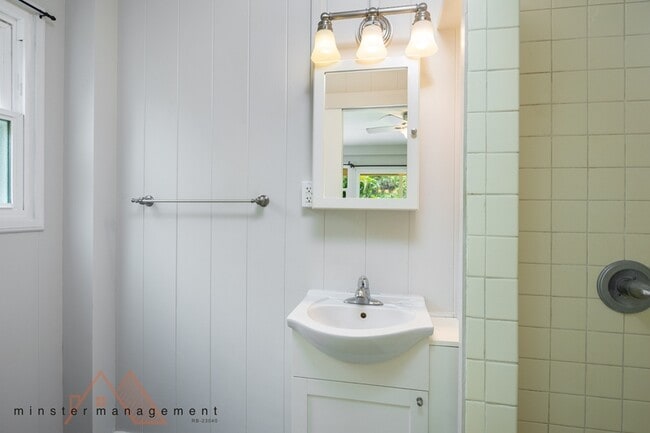 Building Photo - 1568 Kupau St