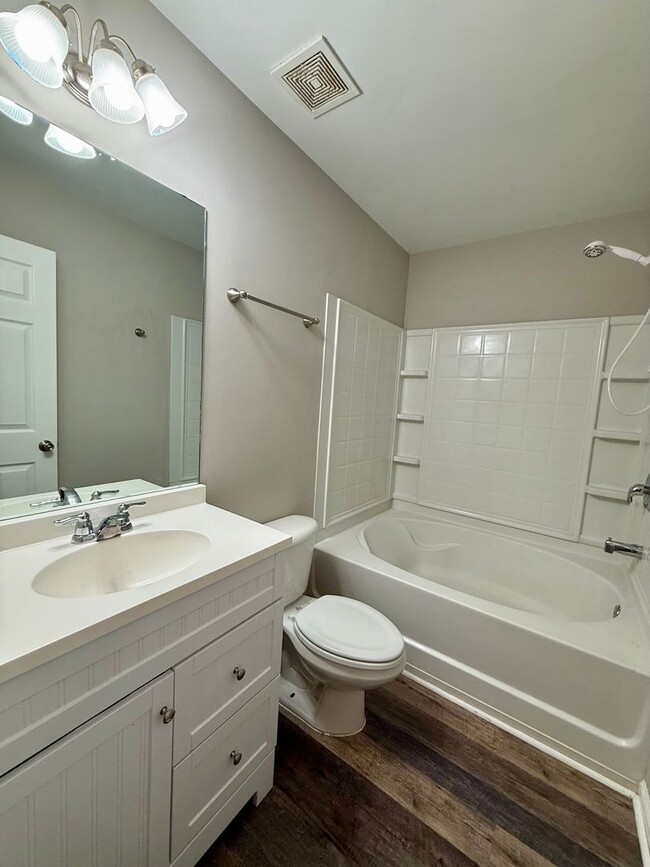 Building Photo - Great Oakwood Location- 3 bedroom, 2.5 bat...