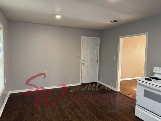 Building Photo - 3 bedroom 1 bath with large bedrooms! Easy walk to campus!