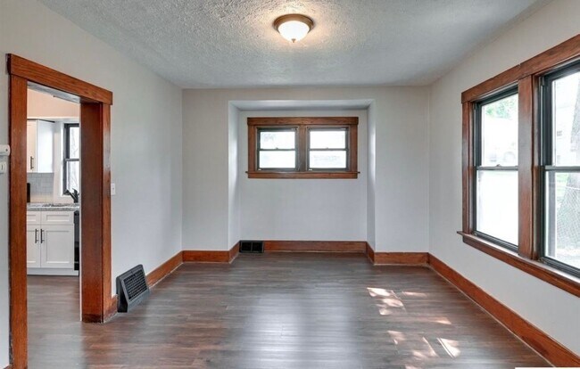 Building Photo - Beautiful & Spacious 3 Bedroom, 2 Bathroom Home in South Omaha – 1,872 Sq Ft