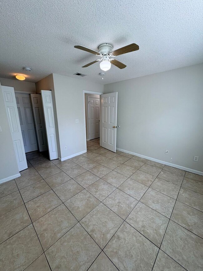 Building Photo - Welcome To The Estates At Westbury