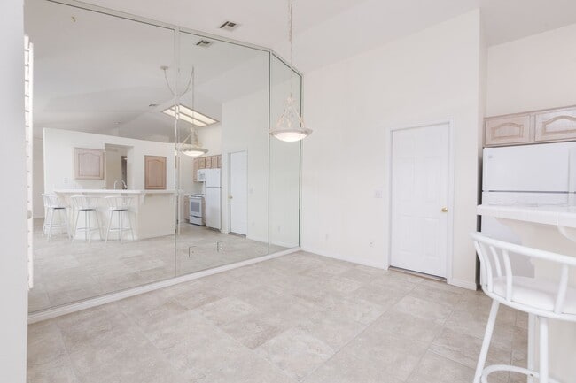 Building Photo - 3-bedroom 2-bathroom town house with a double car garage, freshly painted and new carpet.