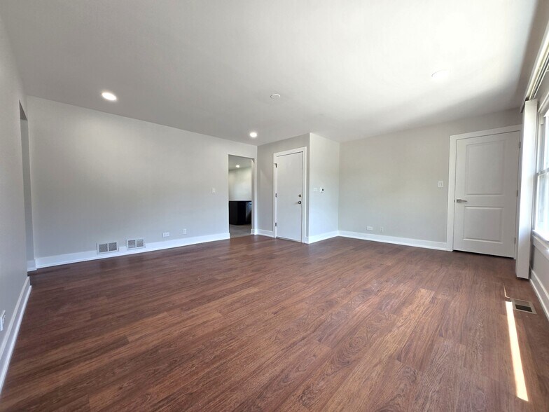 Building Photo - 1002 E Callero Cir