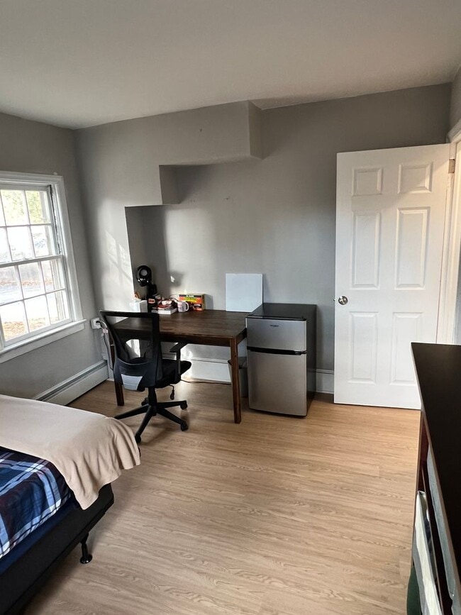 Building Photo - Pennington Rd, Ewing, NJ – 6BR / 2BA. Large single-family home near TCNJ with spacious driveway