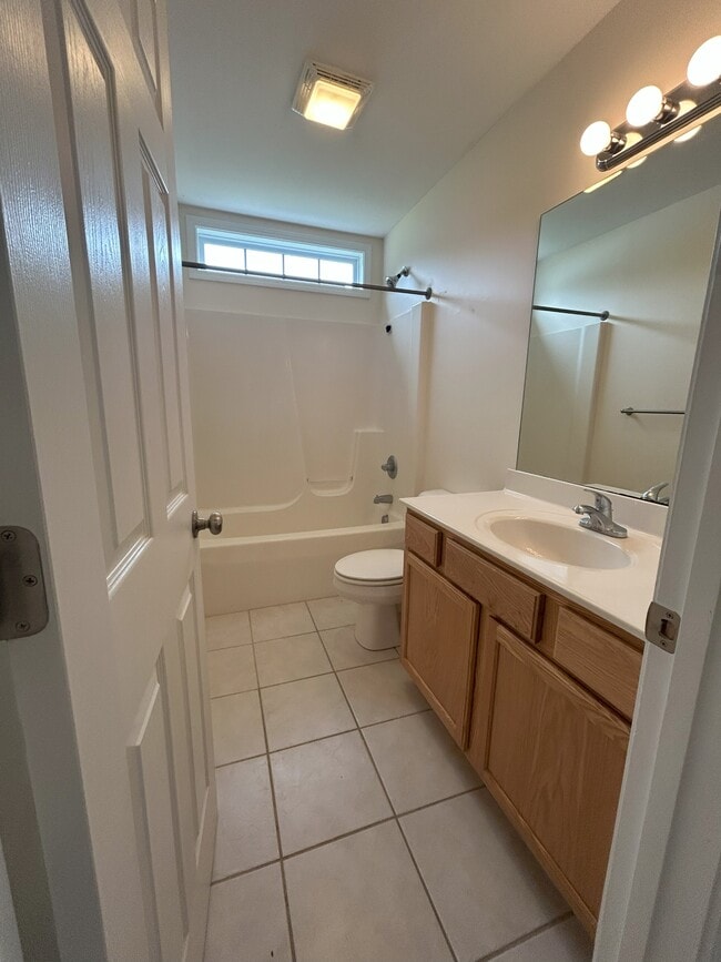 Building Photo - 312 S Tree Ct